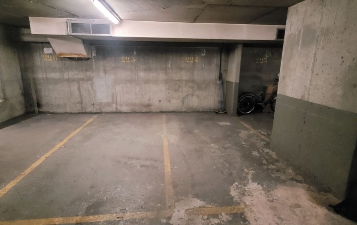 Parking   PARIS  17 m2 60 000 € 